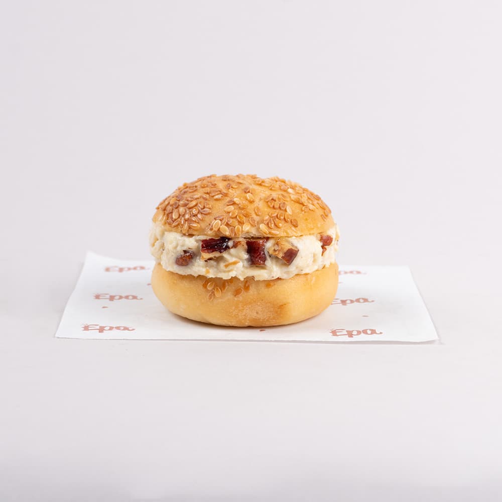 Petit panes con pollo y pecanas