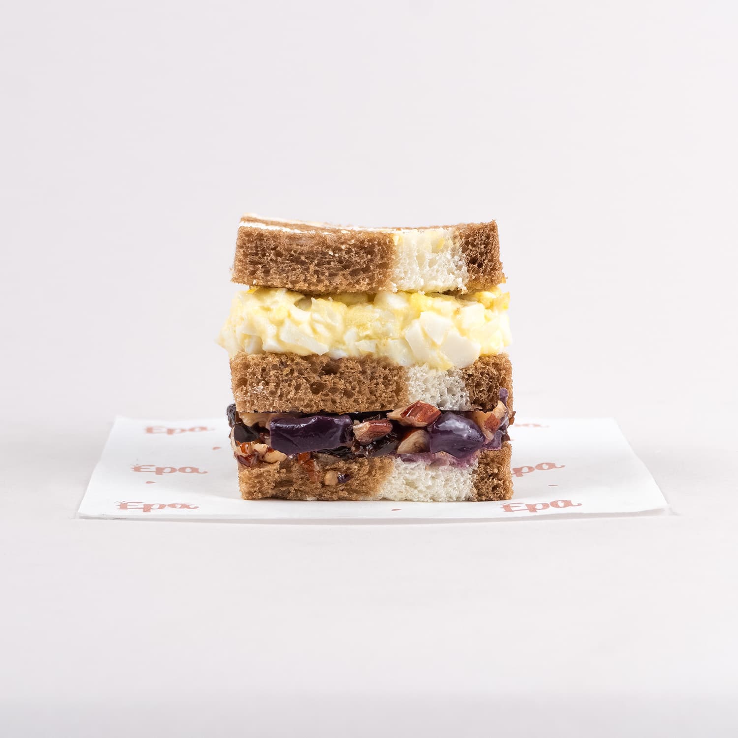 Mini triples de aceituna pecanas pasas y huevo