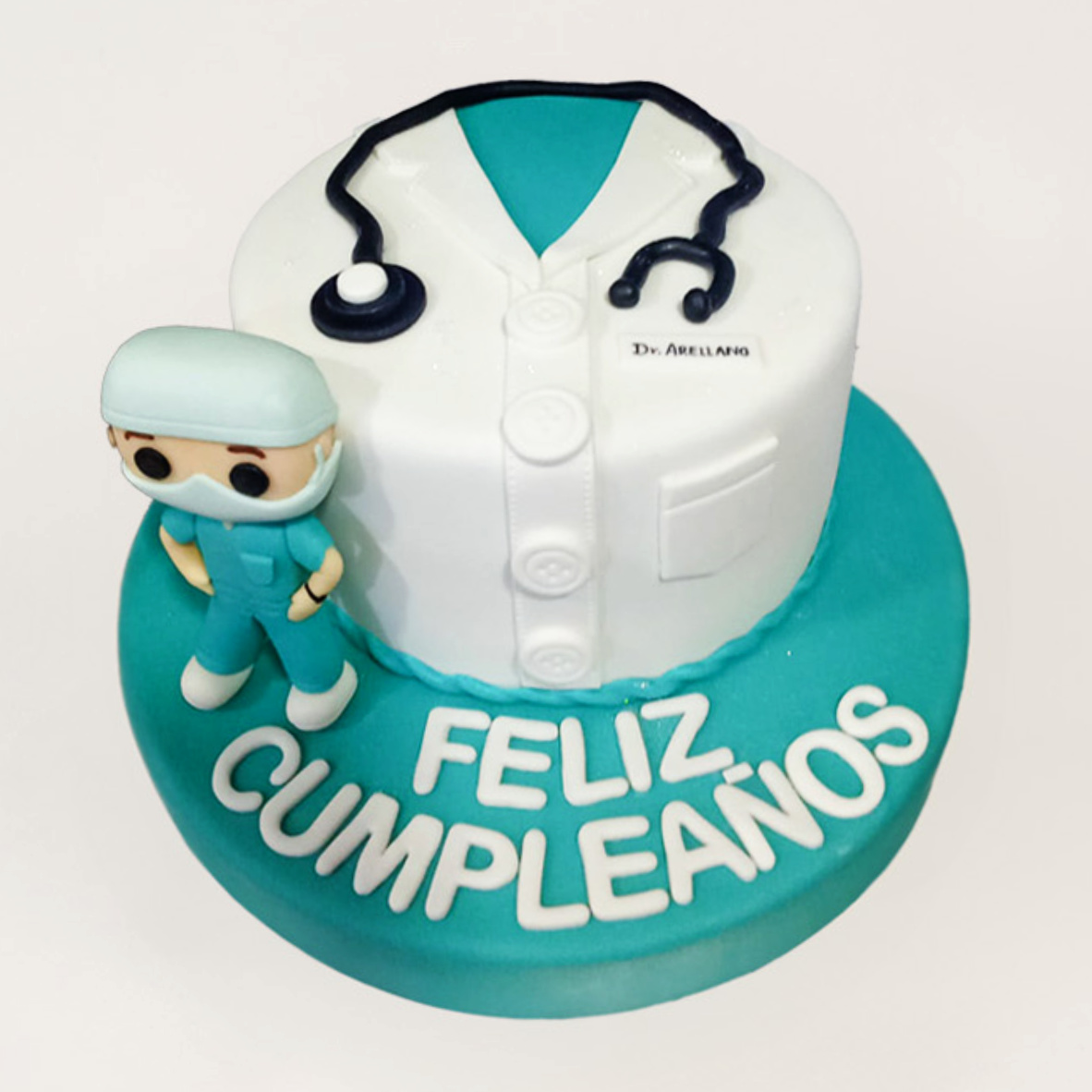 Torta de doctor con muñeco de cirujano