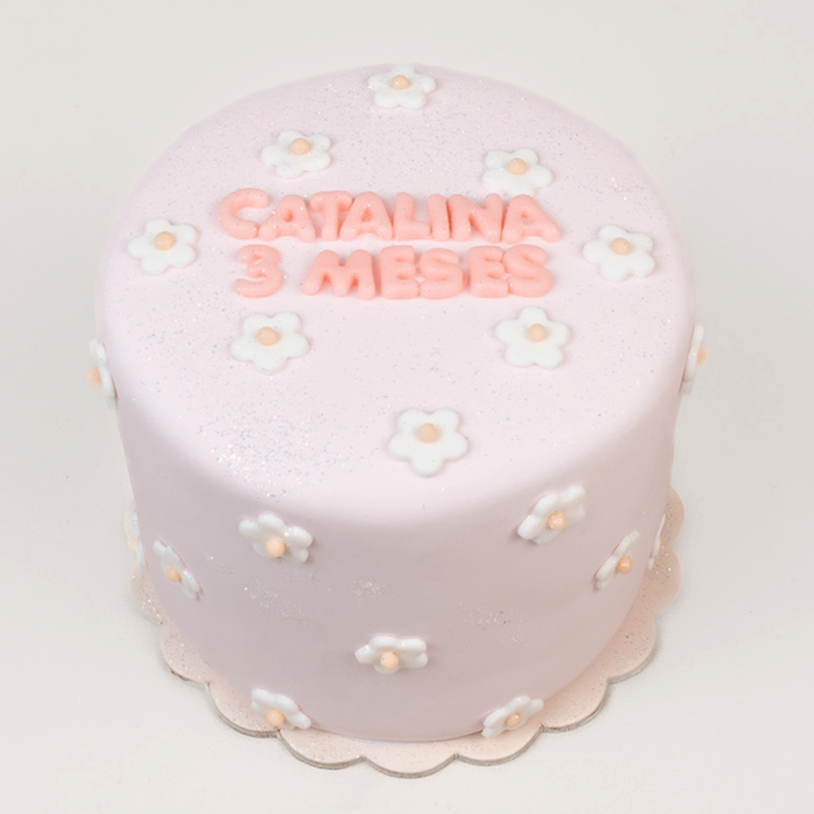 Torta floral en tonos pasteles rosado bebé y florecitas en blanco