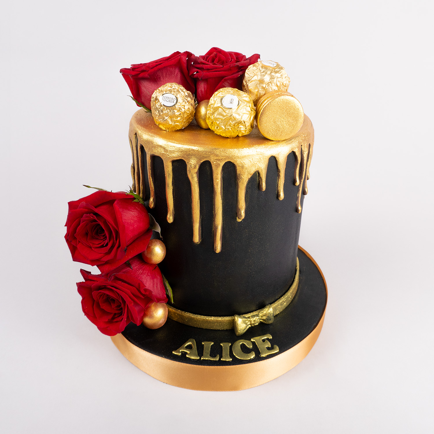 Torta alta de rosas rojas y bombones Ferrero Rocher