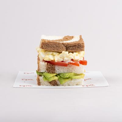 Mini triples de huevo palta y tomate