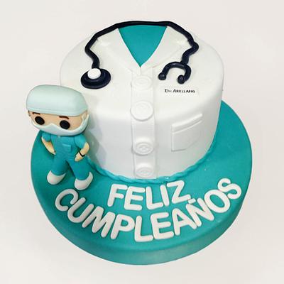 Torta de doctor con muñeco de cirujano