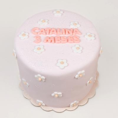 Torta floral en tonos pasteles rosado bebé y florecitas en blanco