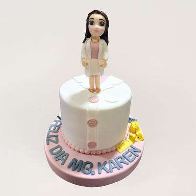 Torta nutricionista con muñeca