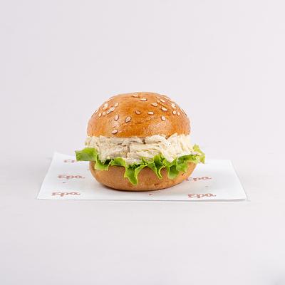 bocaditos de petit panes con pollo y lechuga