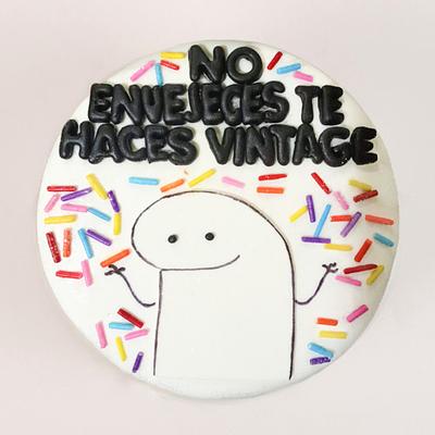 Torta temática de flork o también llamada torta bento con temática de cumpleaños y frase "No envejeces te haces más vintage"